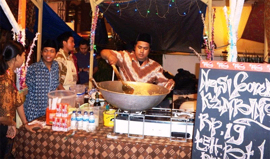 3 Alasan Kenapa Tukang Nasi Goreng Gak Pernah Sepi Pengunjung